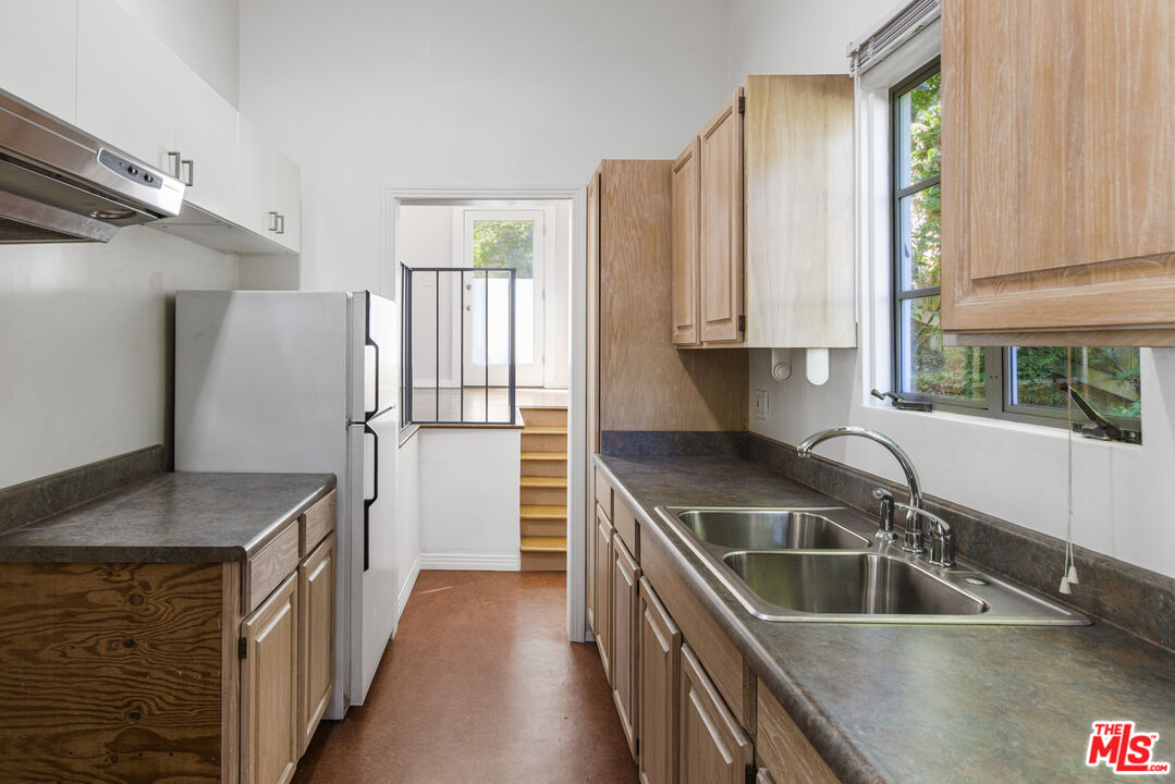 2449 N Commonwealth Ave