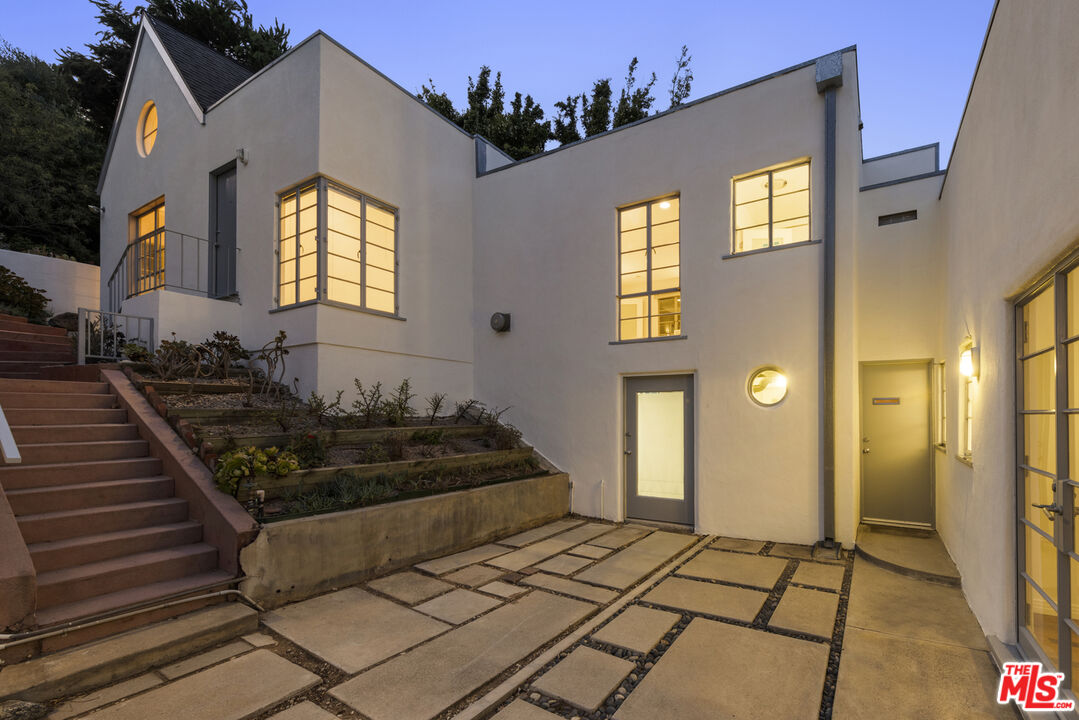 2449 N Commonwealth Ave