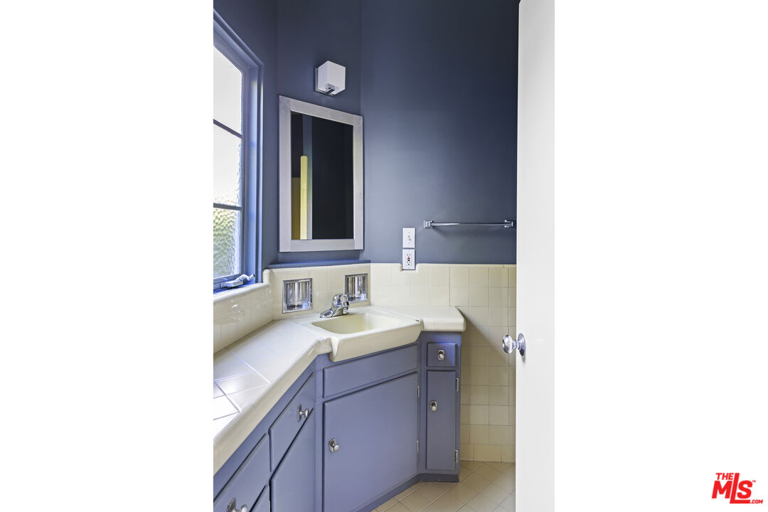 2449 N Commonwealth Ave