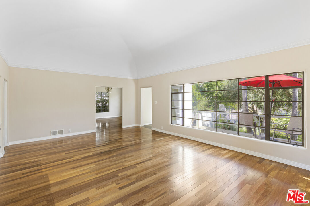 2449 N Commonwealth Ave