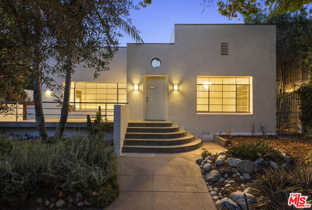 2449 N Commonwealth Ave