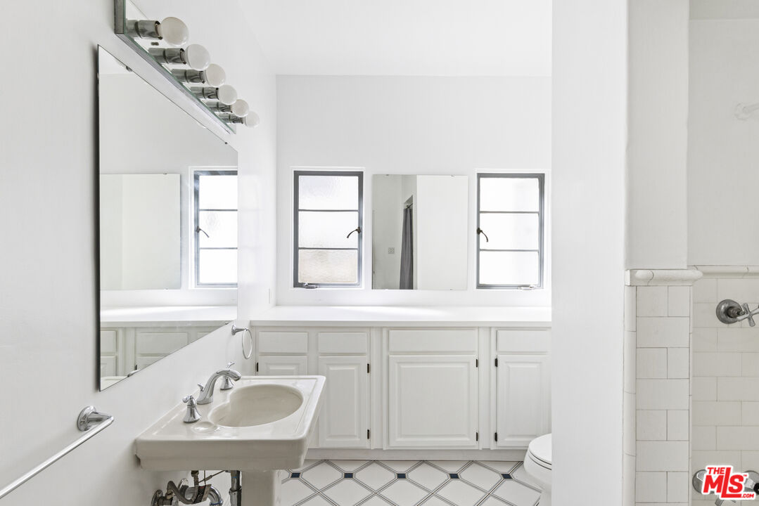 2449 N Commonwealth Ave