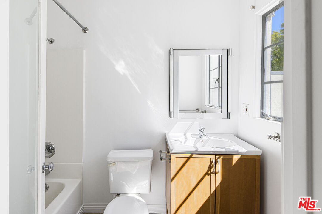 2449 N Commonwealth Ave