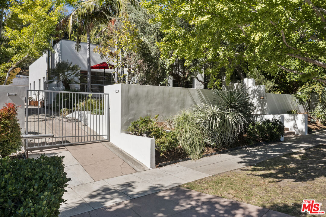 2449 N Commonwealth Ave