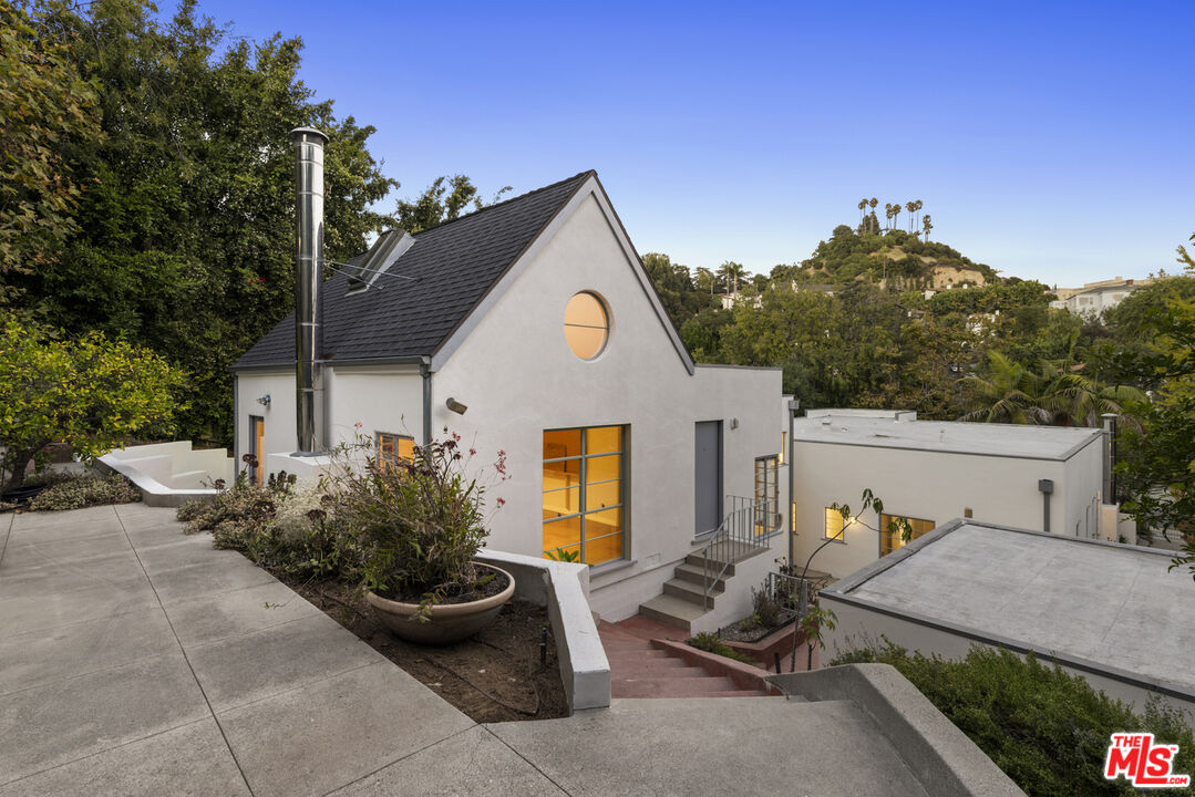 2449 N Commonwealth Ave