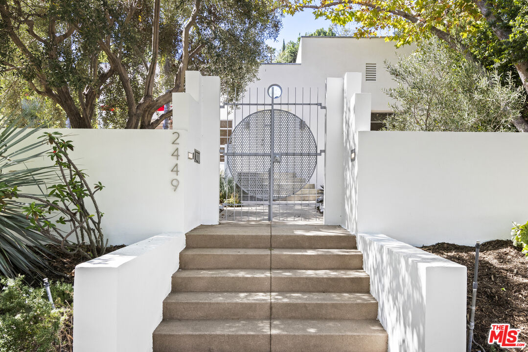 2449 N Commonwealth Ave