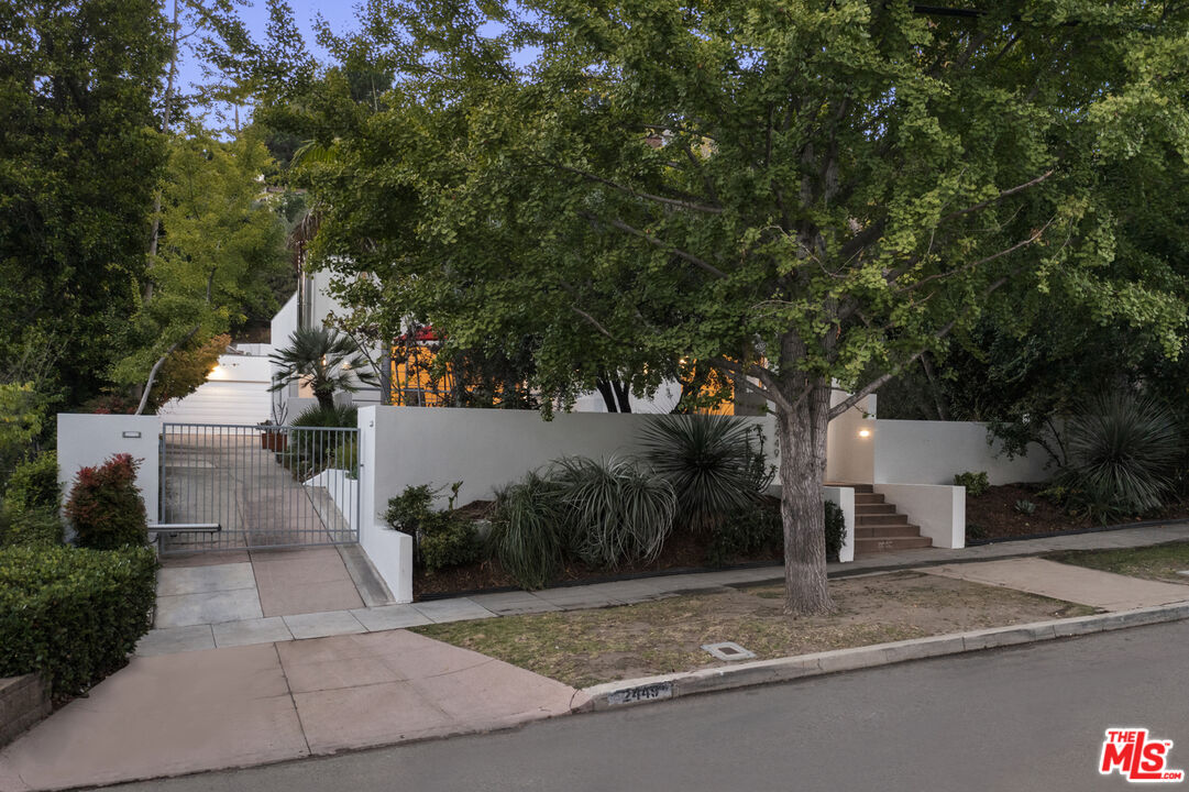 2449 N Commonwealth Ave