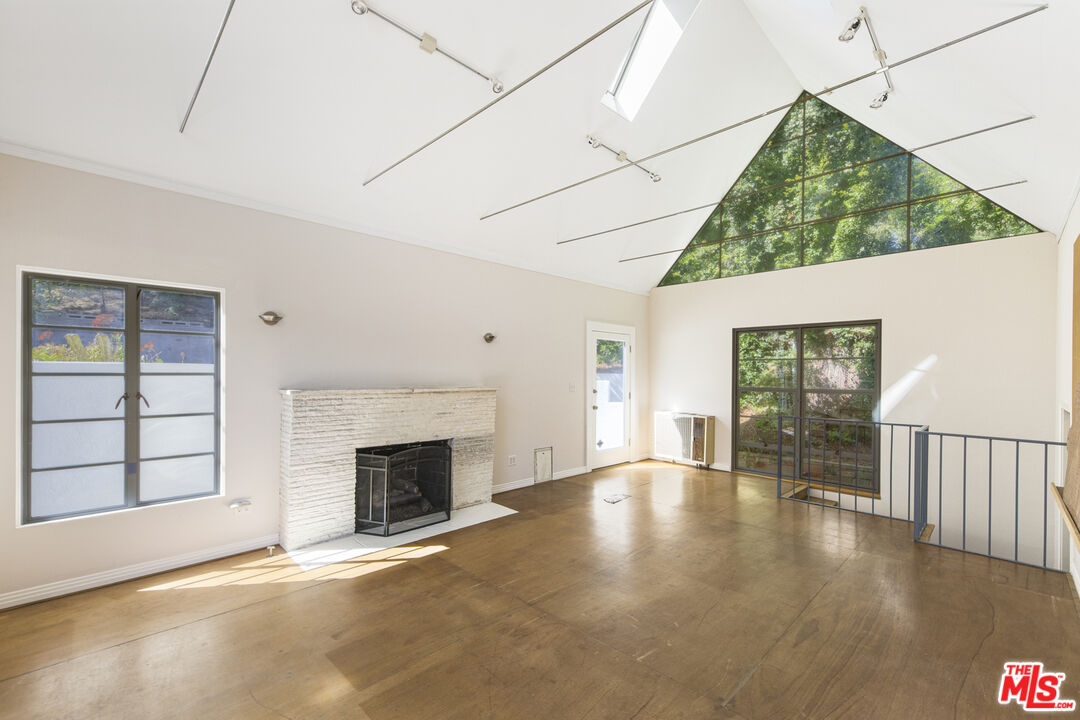 2449 N Commonwealth Ave