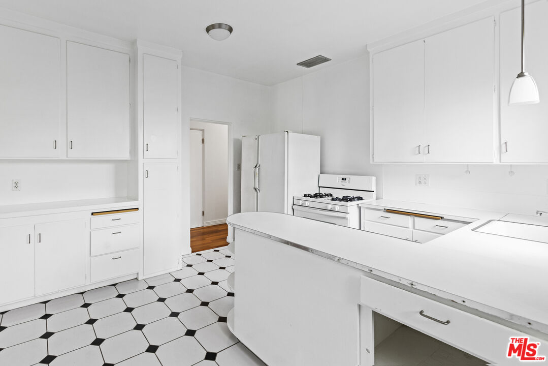 2449 N Commonwealth Ave