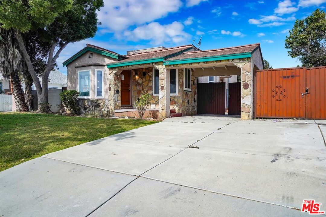 9709 S Van Ness Ave