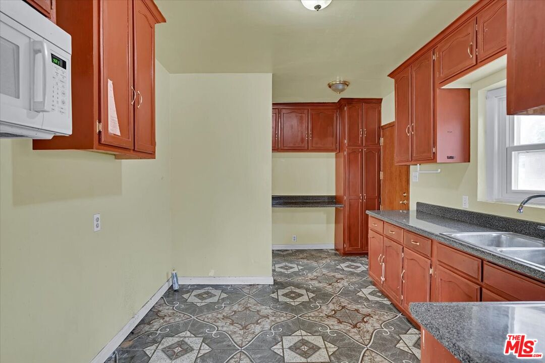 9709 S Van Ness Ave