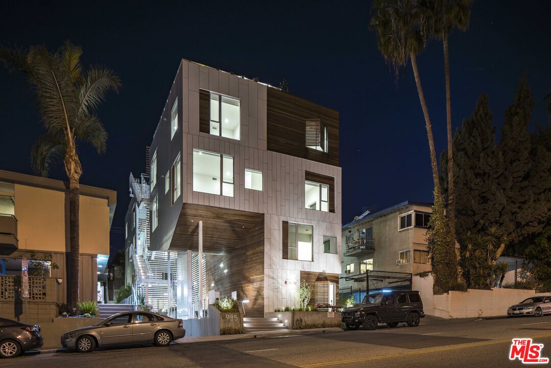 935 N San Vicente Blvd