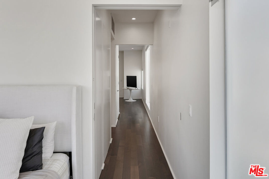 935 N San Vicente Blvd