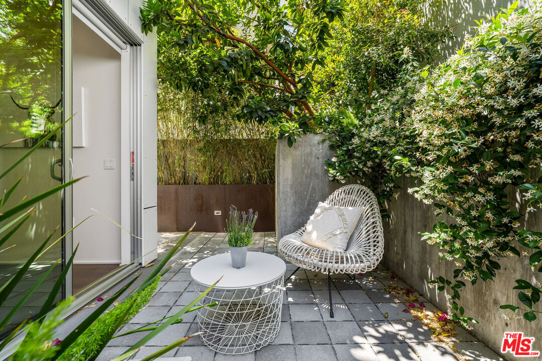 935 N San Vicente Blvd