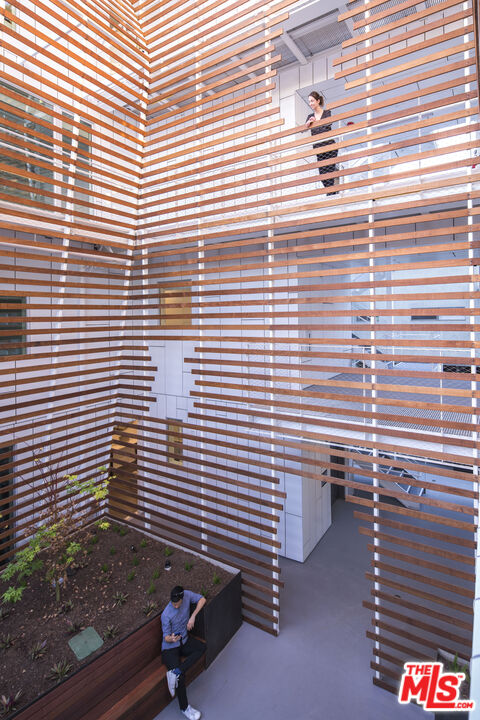 935 N San Vicente Blvd