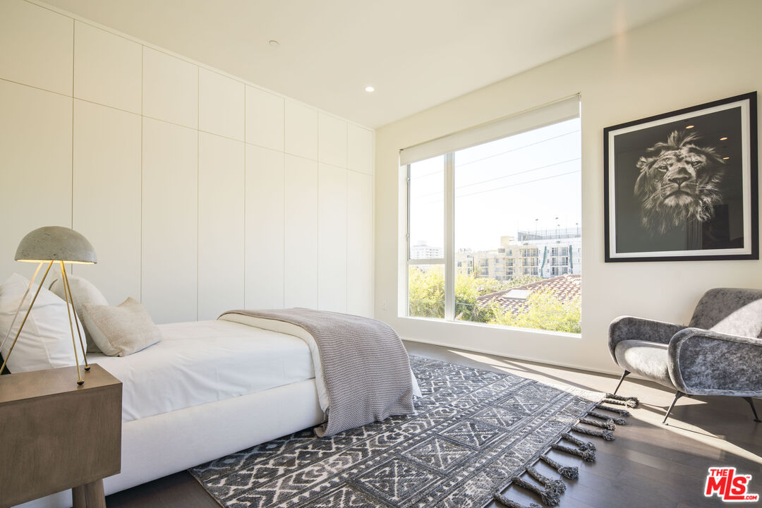 935 N San Vicente Blvd