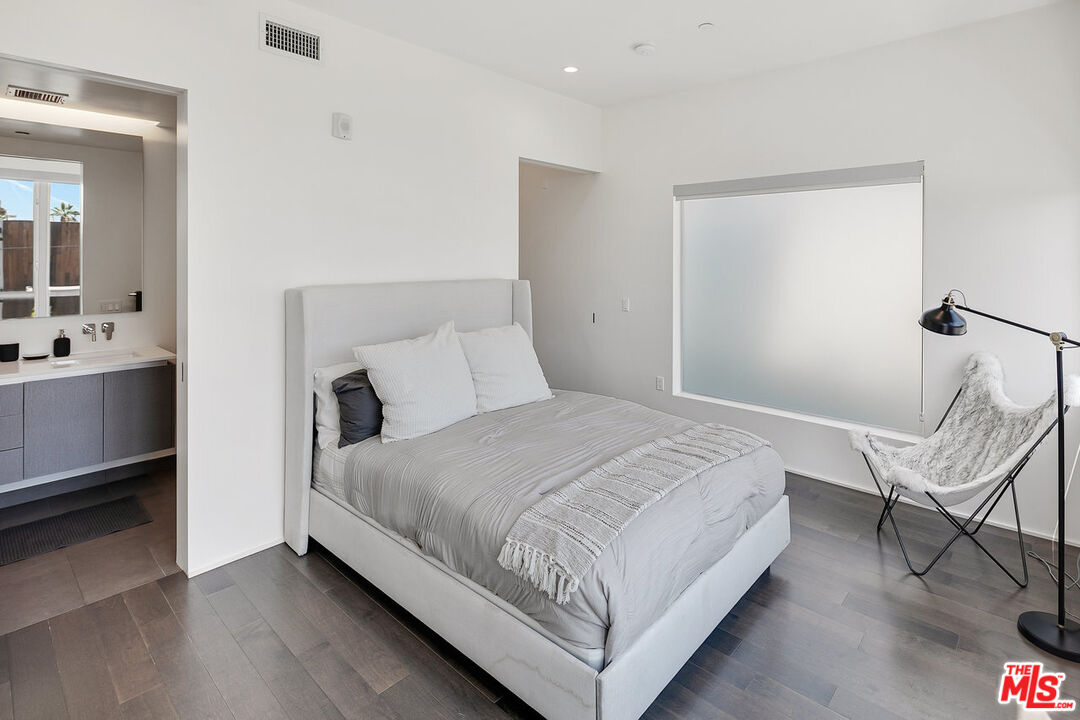 935 N San Vicente Blvd