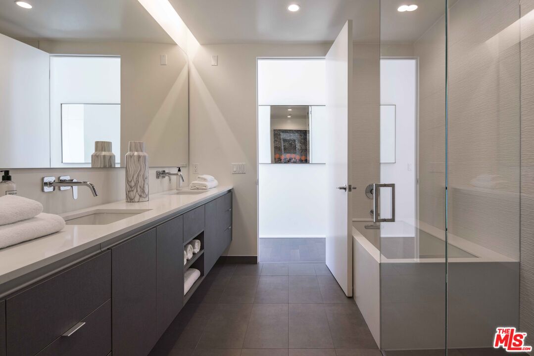 935 N San Vicente Blvd