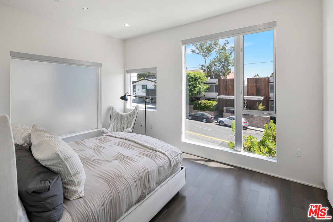 935 N San Vicente Blvd