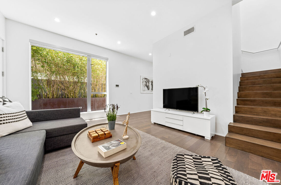 935 N San Vicente Blvd