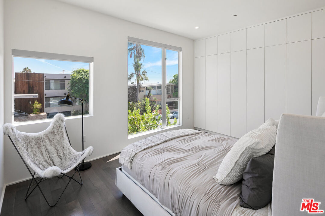 935 N San Vicente Blvd