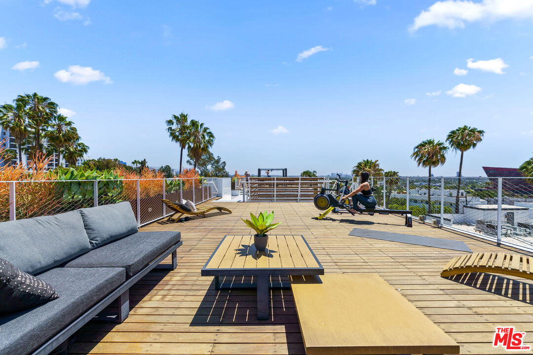 935 N San Vicente Blvd