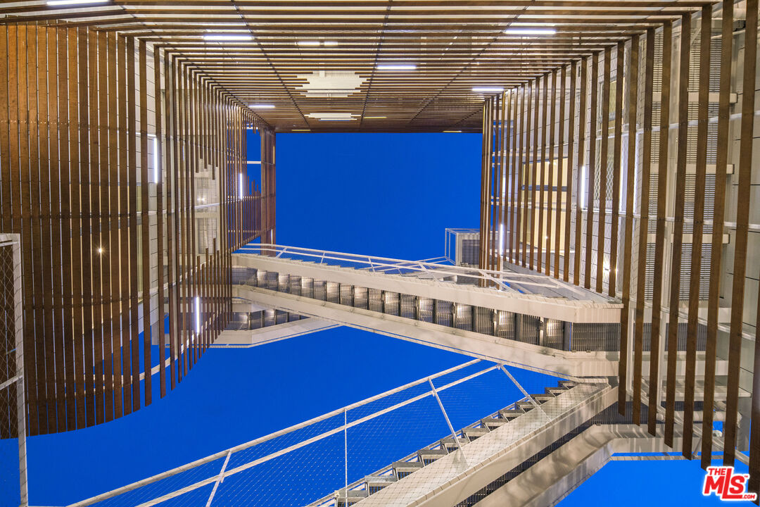 935 N San Vicente Blvd