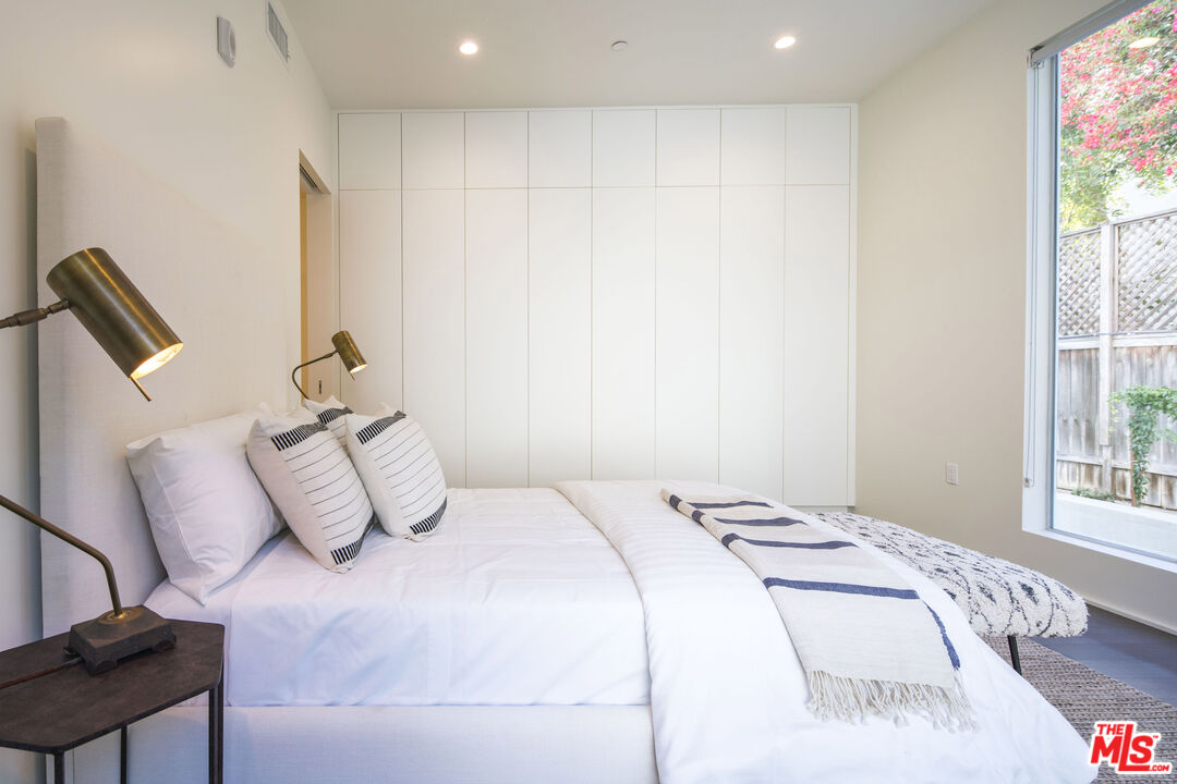 935 N San Vicente Blvd