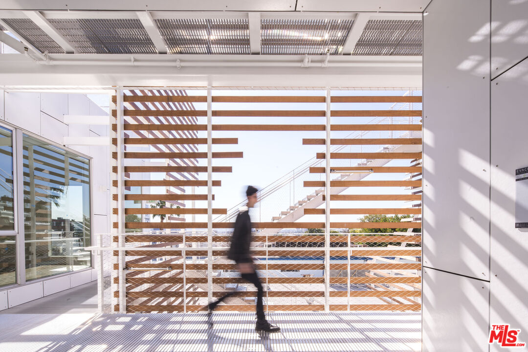 935 N San Vicente Blvd