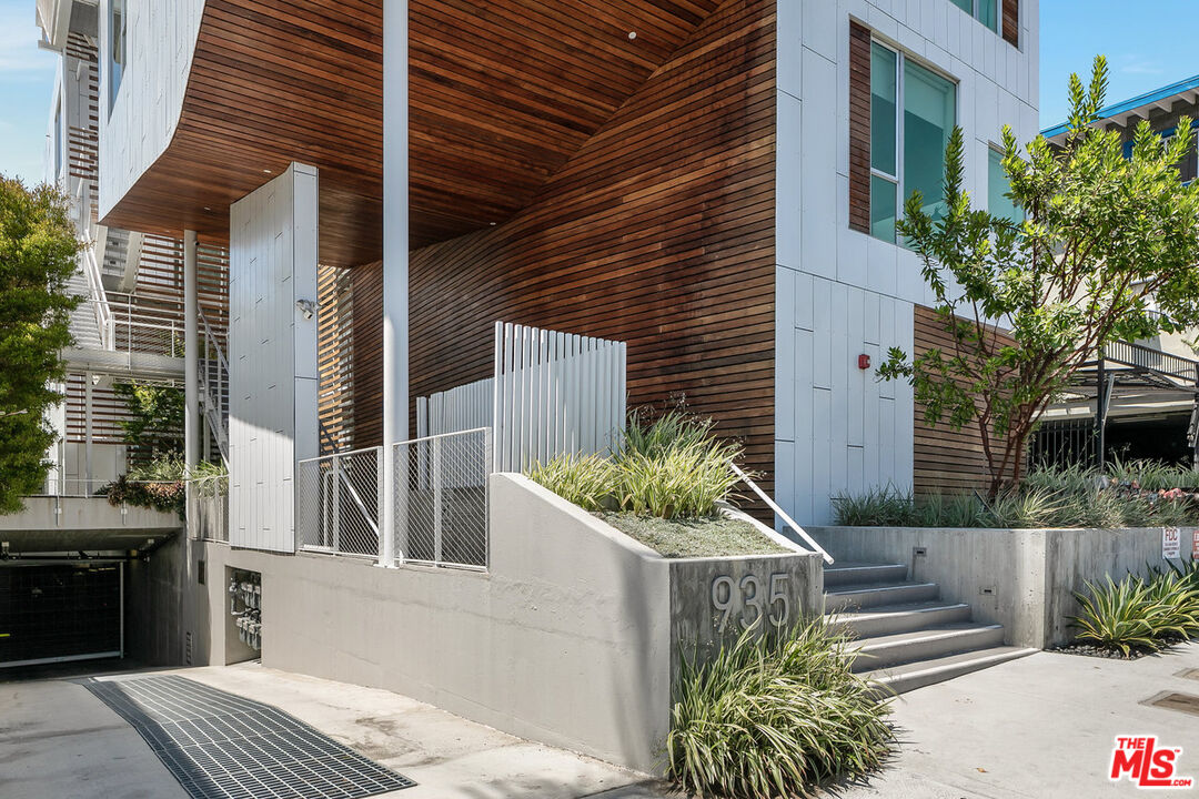 935 N San Vicente Blvd