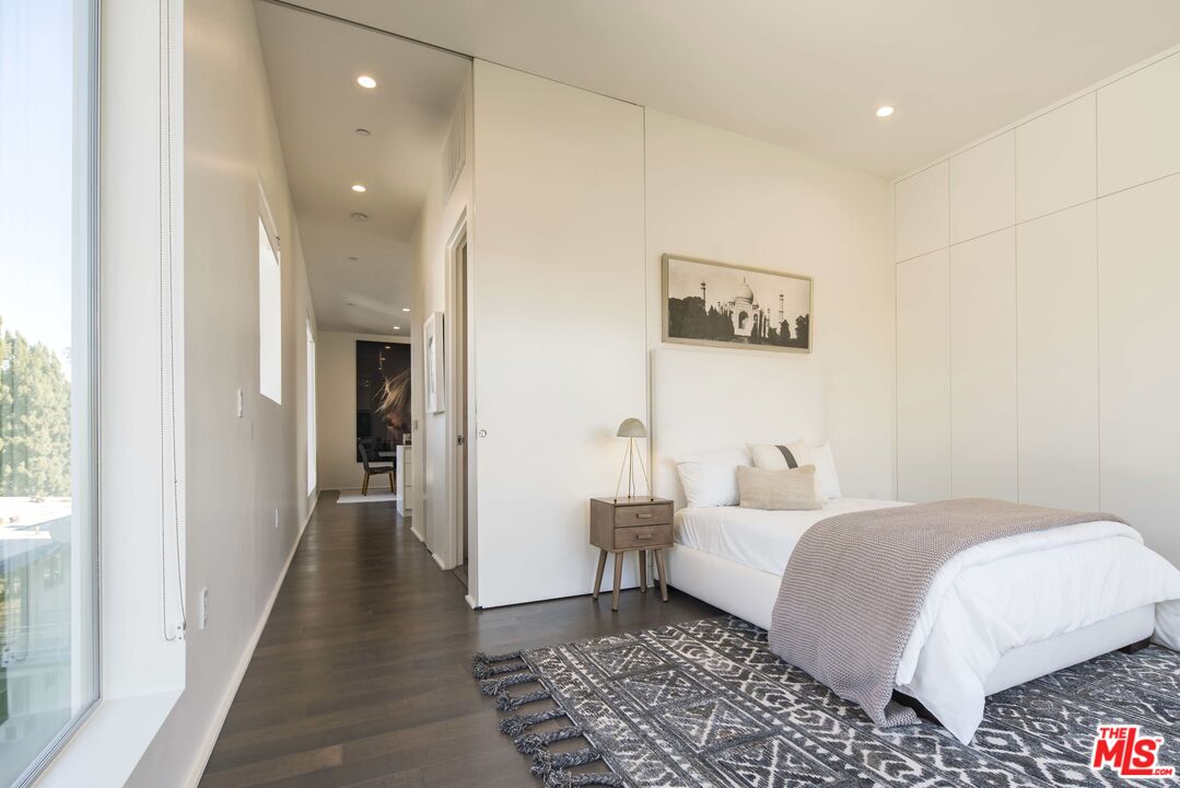 935 N San Vicente Blvd