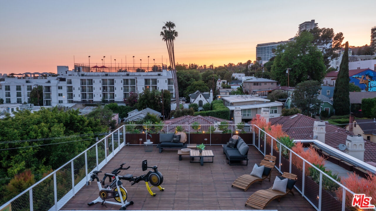 935 N San Vicente Blvd