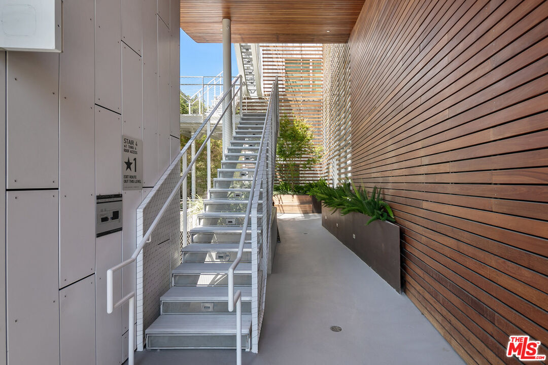 935 N San Vicente Blvd