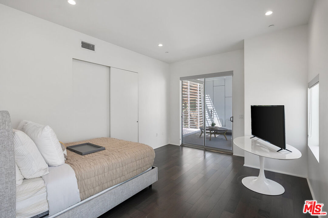 935 N San Vicente Blvd