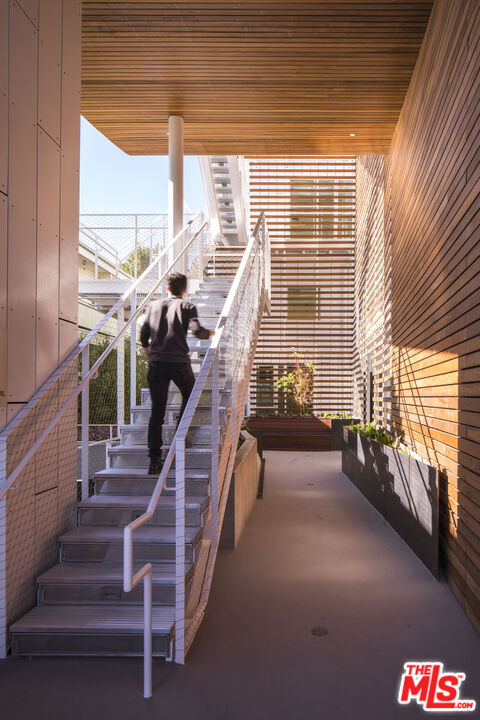 935 N San Vicente Blvd