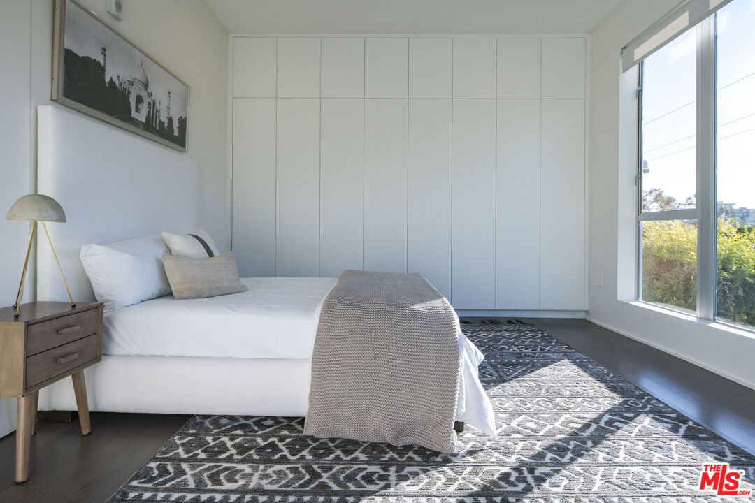 935 N San Vicente Blvd