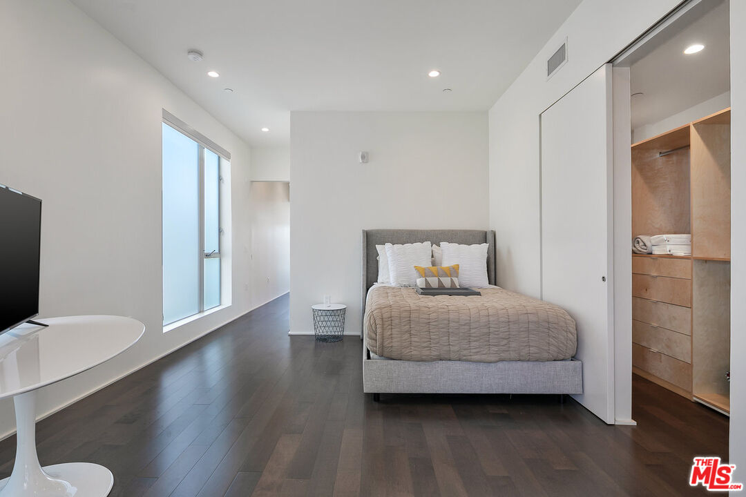 935 N San Vicente Blvd