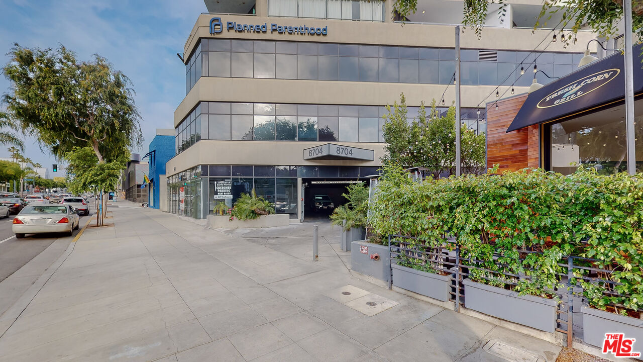 8704 Santa Monica BLVD Unit: PH2