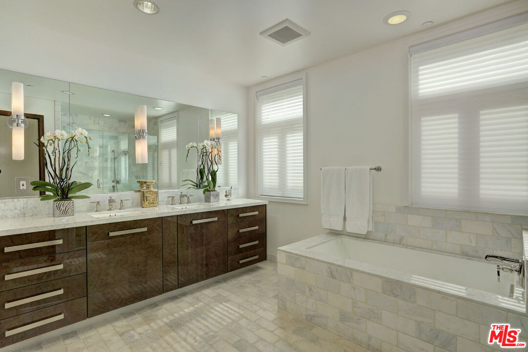 447 N Doheny Dr Unit: 101