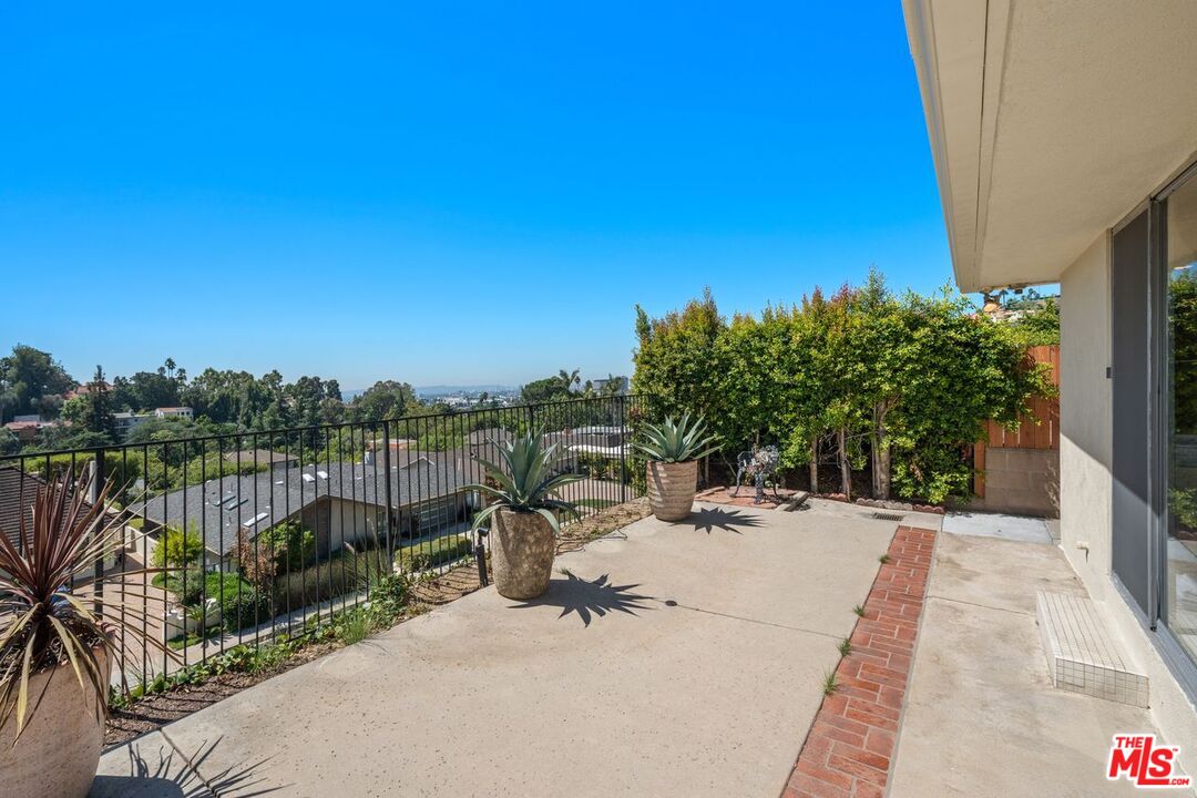 5216 Los Caballeros Way