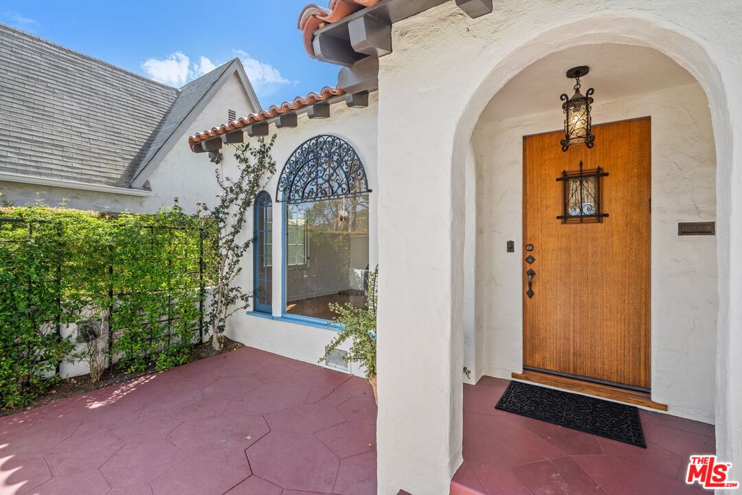 1115 S Point View St