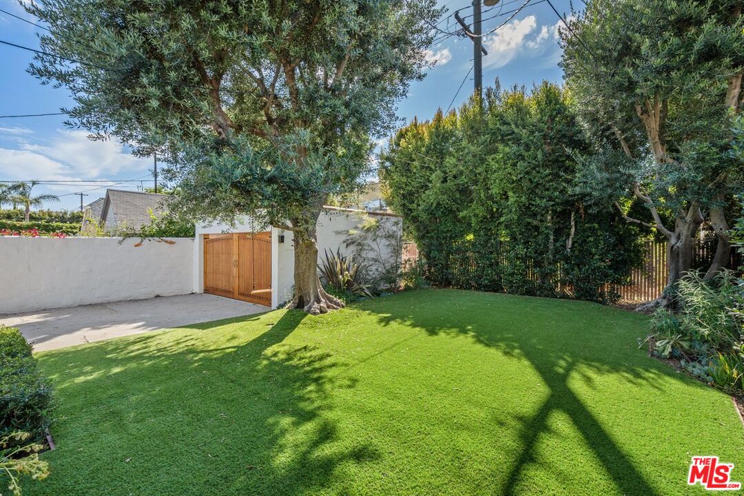 1115 S Point View St