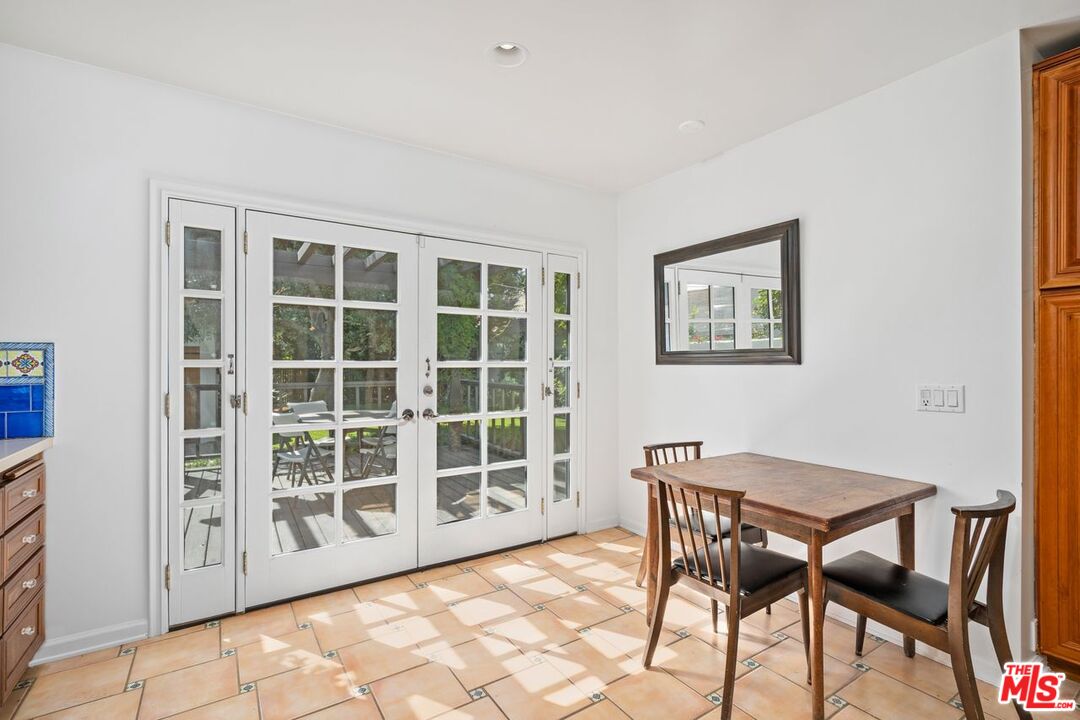 1115 S Point View St