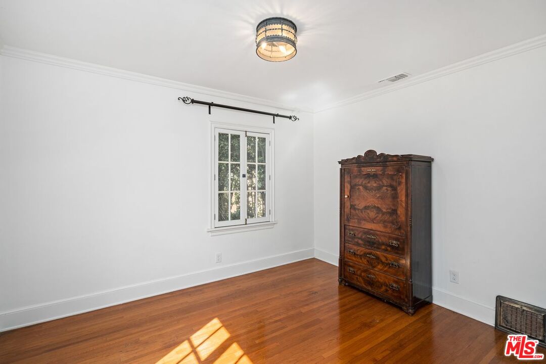 1115 S Point View St