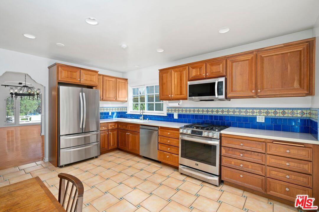 1115 S Point View St