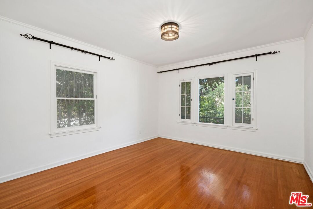 1115 S Point View St