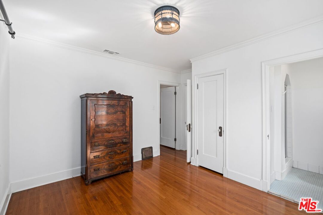 1115 S Point View St