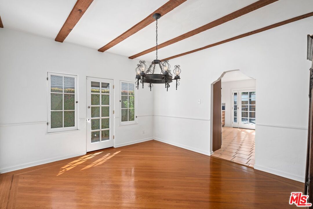 1115 S Point View St