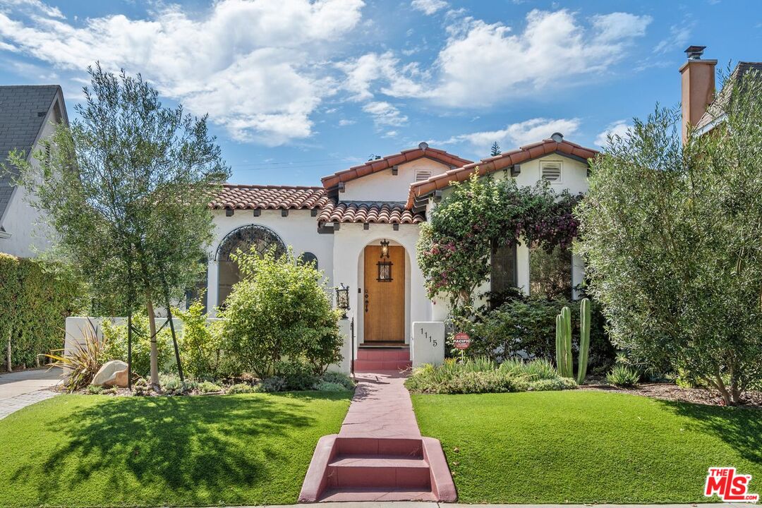 1115 S Point View St