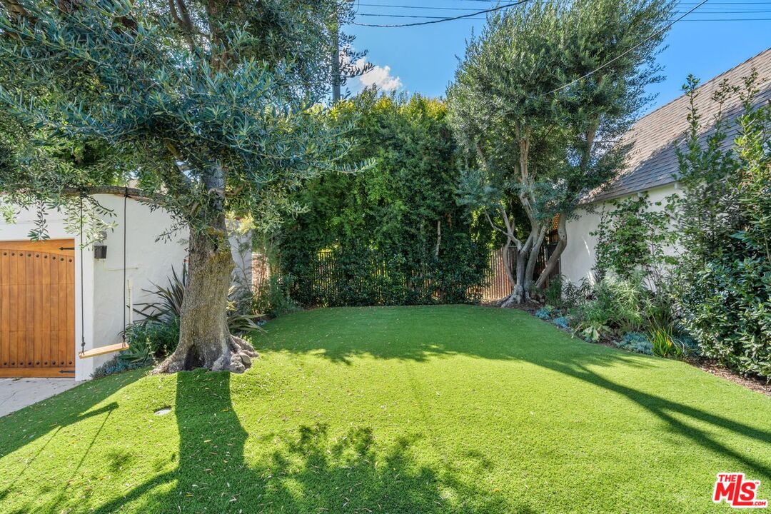 1115 S Point View St